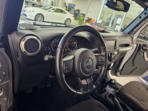 Used 2017 Jeep Wrangler Unlimited Sahara AWD/4WD image 9