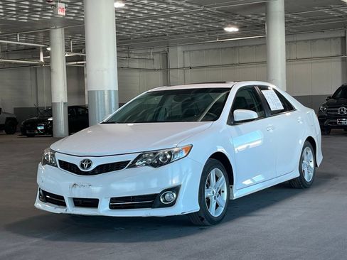 Used 2014 Toyota Camry SE w/ Moonroof Package FWD image 4
