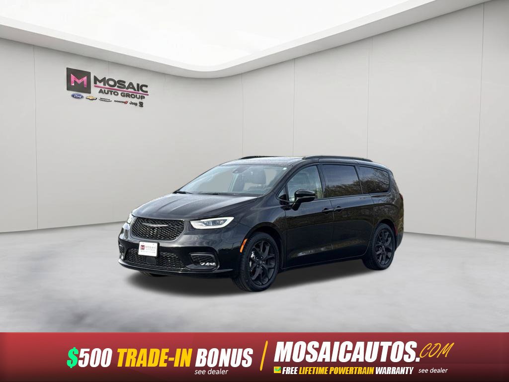 Used 2025 Chrysler Pacifica Limited FWD image 3