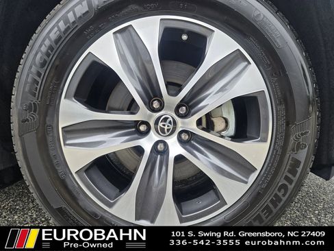 Used 2022 Toyota Highlander XLE AWD/4WD image 32