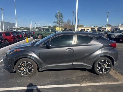Used 2018 Toyota C-HR XLE image 2