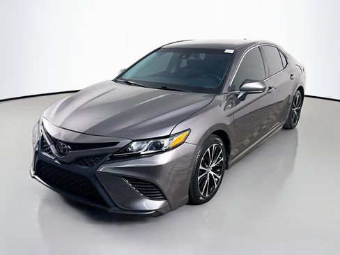 Used 2020 Toyota Camry SE image 4