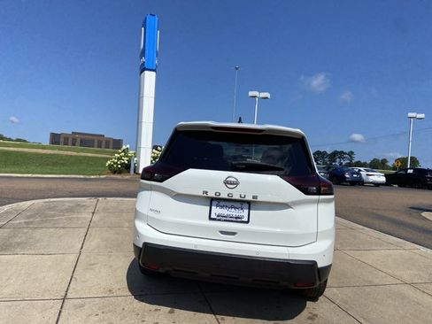 Used 2024 Nissan Rogue S FWD image 5