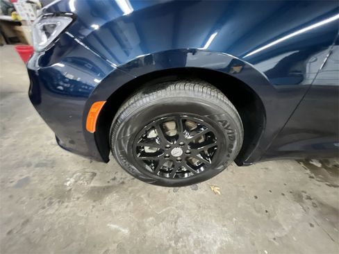 Used 2024 Chrysler Pacifica Touring-L image 10