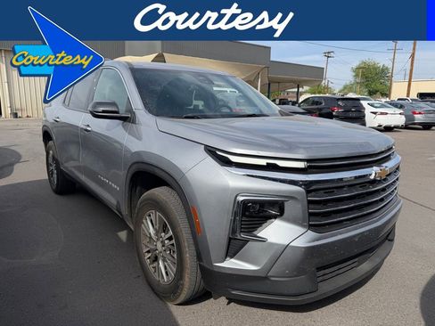 Used 2025 Chevrolet Traverse LT image 1