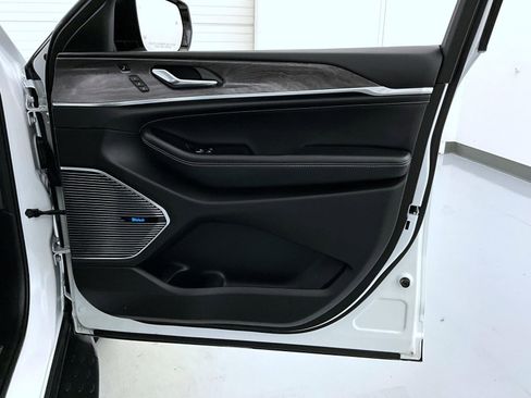 Used 2022 Jeep Grand Cherokee L Overland w/ Advanced Protech Group III image 16