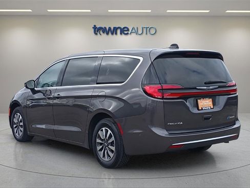 Used 2023 Chrysler Pacifica Touring-L image 3