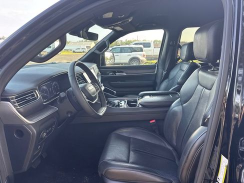 Used 2024 Jeep Wagoneer L Series II w/ Flexible Seating Group RWD image 9