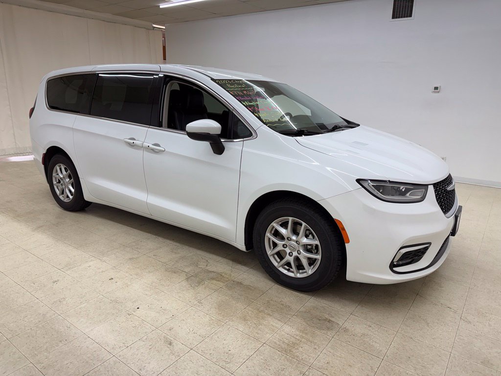 Used 2023 Chrysler Pacifica Touring-L FWD image 7