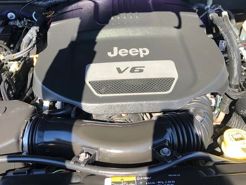 Used 2017 Jeep Wrangler Unlimited Sahara AWD/4WD image 9