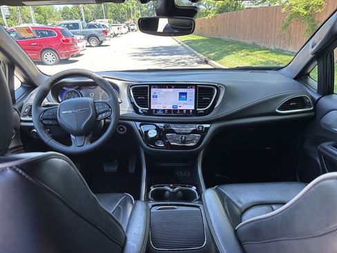 Used 2025 Chrysler Pacifica Limited FWD image 20