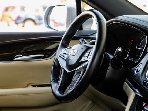 Used 2018 Cadillac XT5 Sport Utility 4D image 15