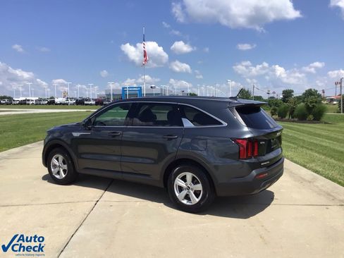 Used 2023 Kia Sorento LX image 4