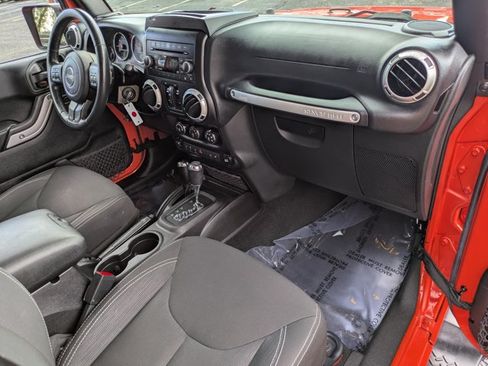 Used 2015 Jeep Wrangler Unlimited Sahara w/ Connectivity Group AWD/4WD image 19
