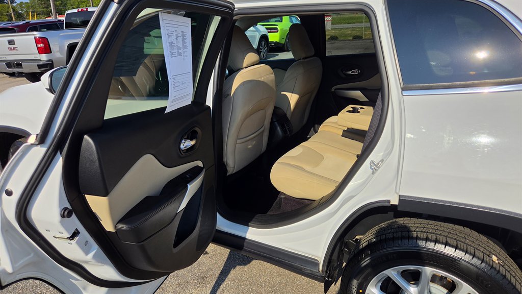 Used 2018 Jeep Cherokee Latitude FWD image 14
