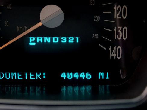 Used 2004 Chevrolet SSR w/ Preferred Equipment Group image 9