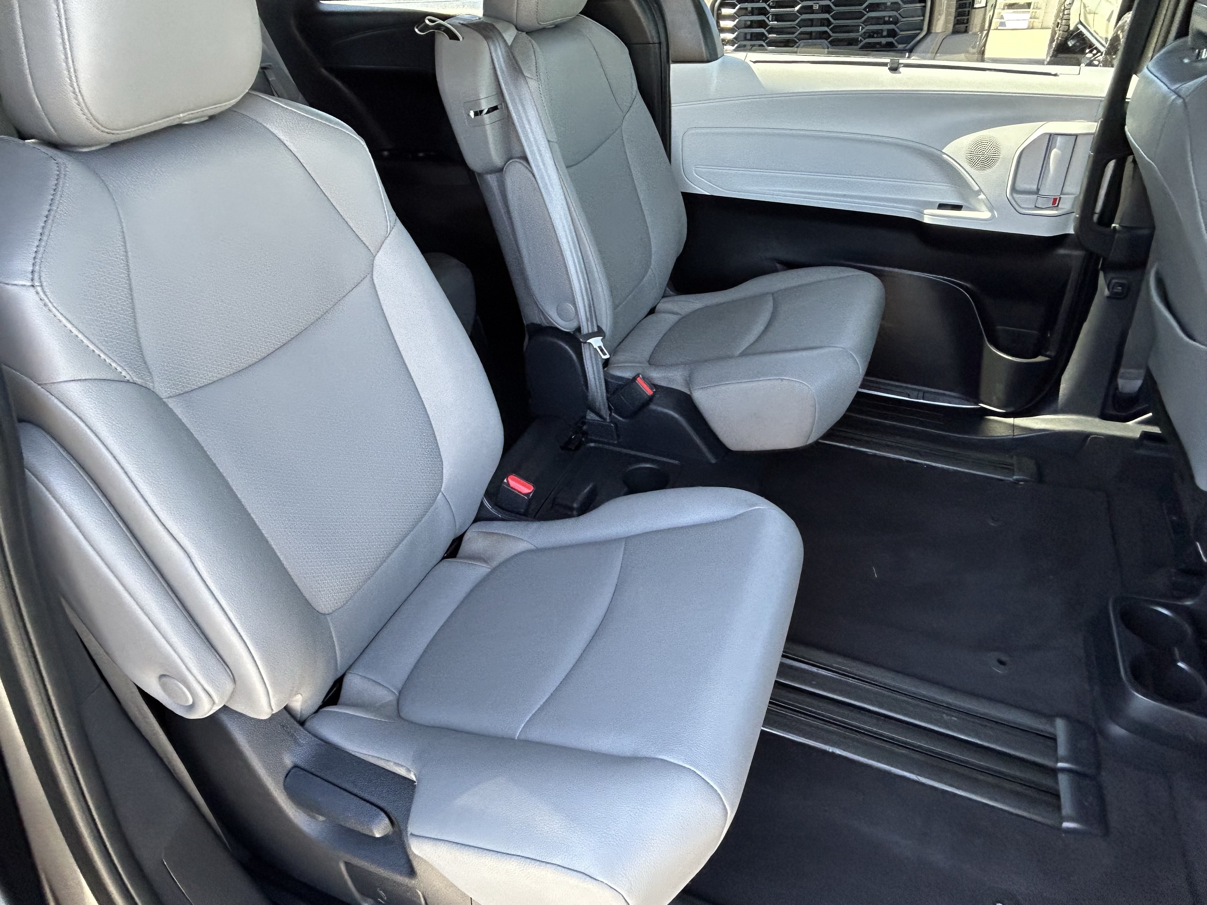Certified 2025 Toyota Sienna XLE FWD image 12