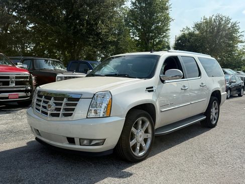 Used 2013 Cadillac Escalade ESV Luxury AWD/4WD image 2