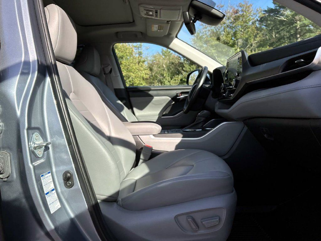 Used 2022 Toyota Highlander XLE AWD/4WD image 16