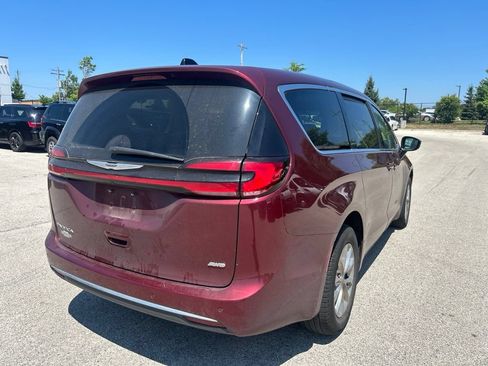 Used 2023 Chrysler Pacifica Touring-L AWD/4WD image 4