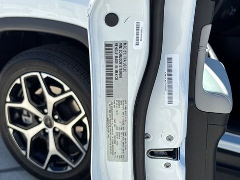 Used 2025 Jeep Compass Limited image 24