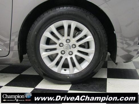 Used 2015 Toyota Sienna L image 3