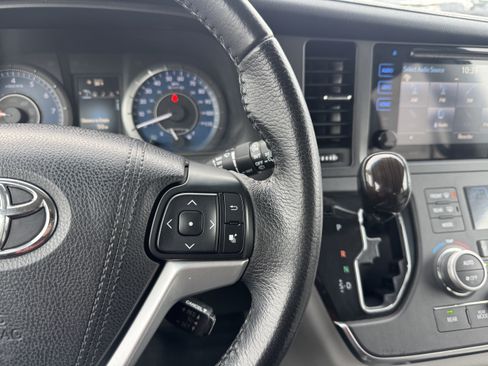 Used 2017 Toyota Sienna XLE Premium image 23