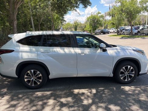 Used 2025 Toyota Highlander XLE FWD image 6