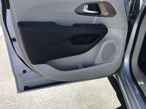 Used 2023 Chrysler Voyager LX FWD image 7