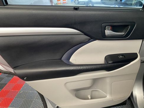 Used 2015 Toyota Highlander XLE AWD/4WD image 18