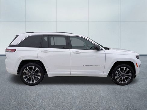 Used 2023 Jeep Grand Cherokee Overland image 2
