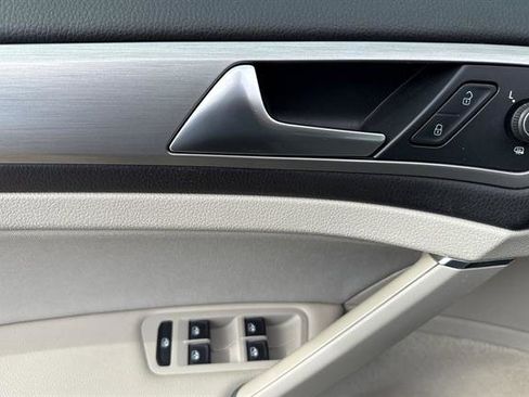 Used 2016 Volkswagen Golf S image 10