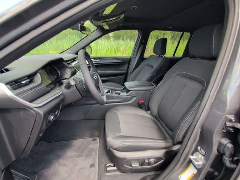 New 2025 Jeep Grand Cherokee Laredo X w/ Luxury Tech Group I image 12