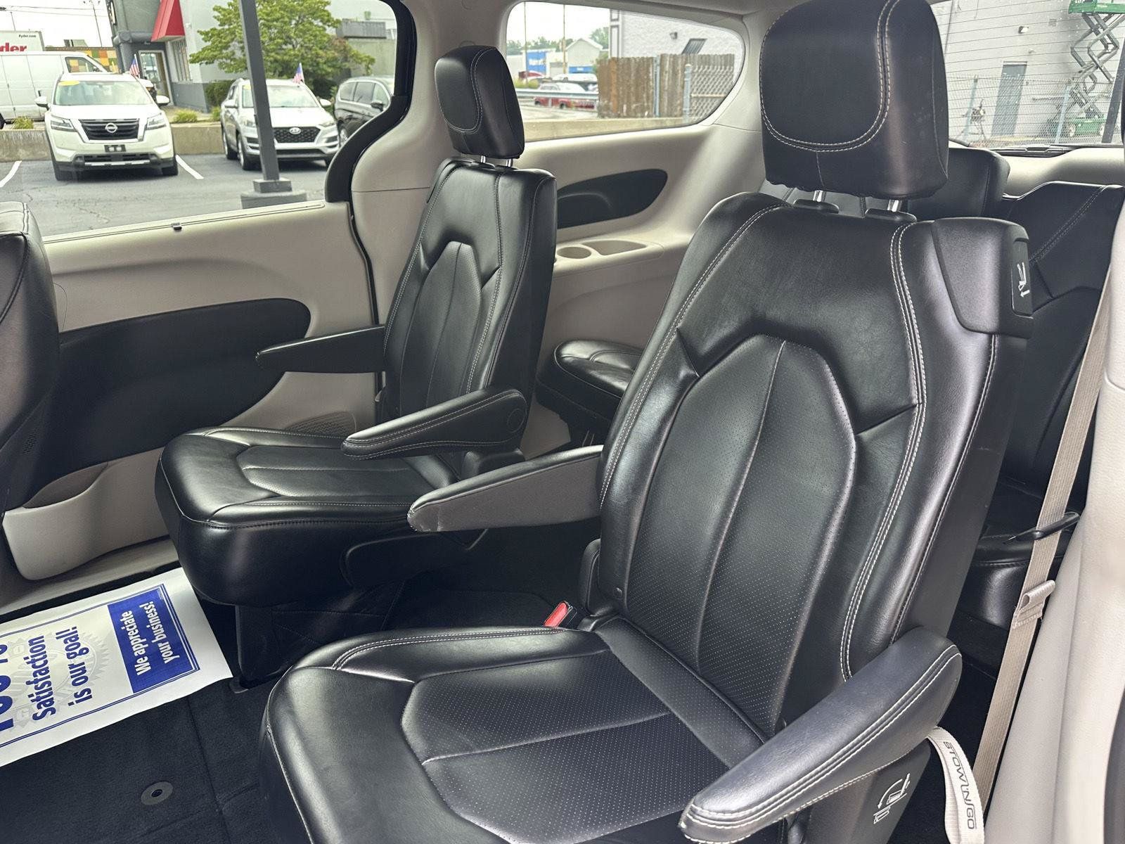Used 2023 Chrysler Pacifica Touring-L FWD image 26