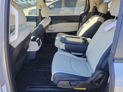 New 2026 Kia Carnival EX image 16