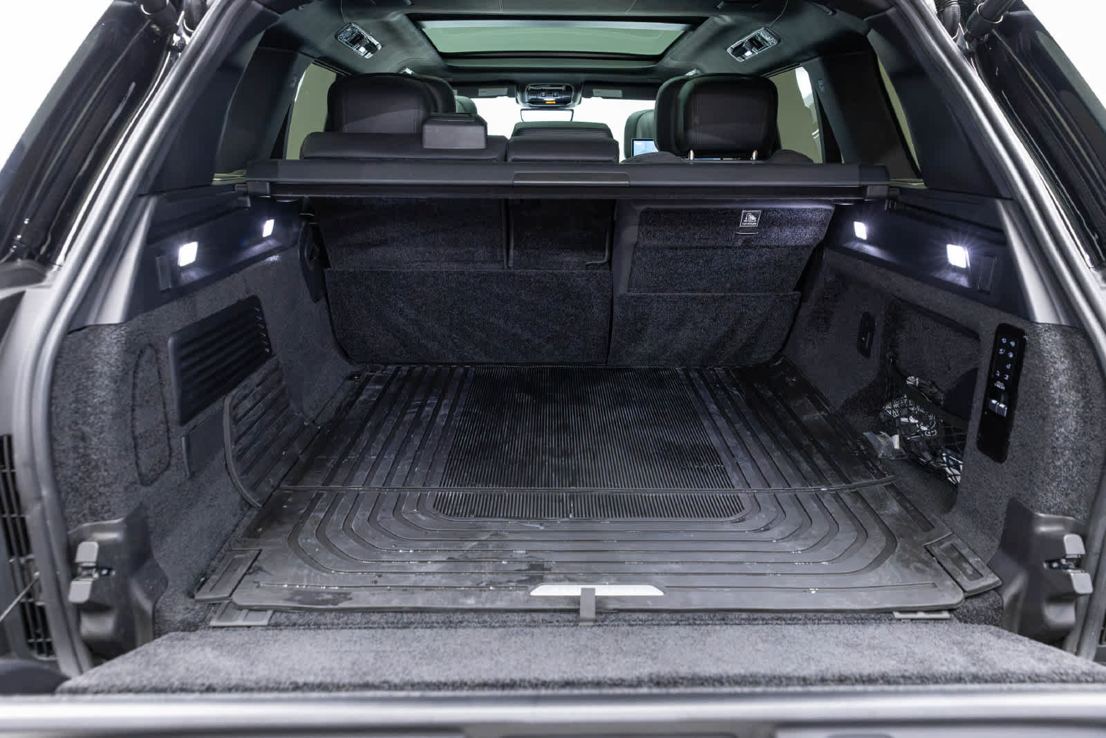 Used 2025 Land Rover Range Rover SV AWD/4WD image 17