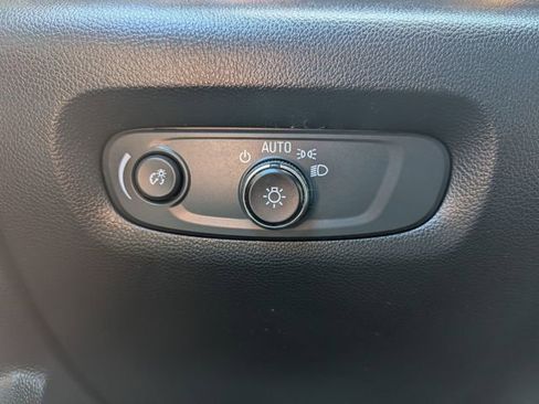 Used 2022 Chevrolet Traverse LT FWD image 22