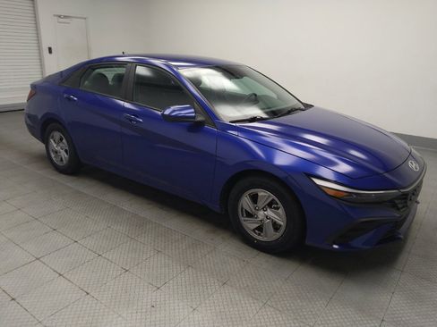 Used 2025 Hyundai Elantra SE FWD image 11