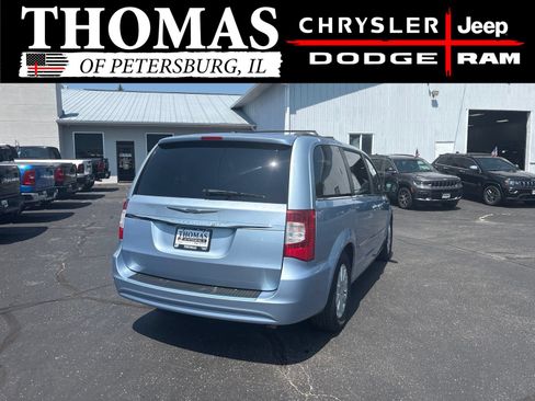 Used 2013 Chrysler Town & Country Touring FWD image 7