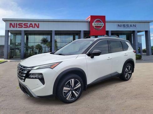 Used 2025 Nissan Rogue SL w/ SL Premium Package FWD image 5