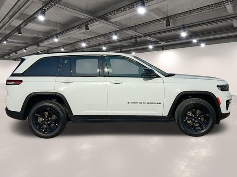 Used 2024 Jeep Grand Cherokee Altitude AWD/4WD image 17