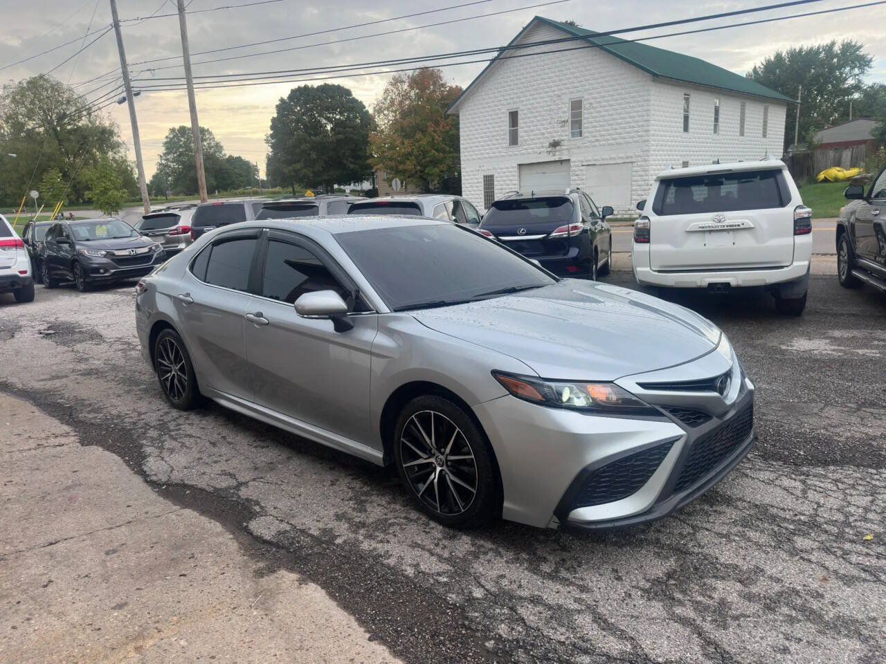 Used 2023 Toyota Camry SE FWD image 3