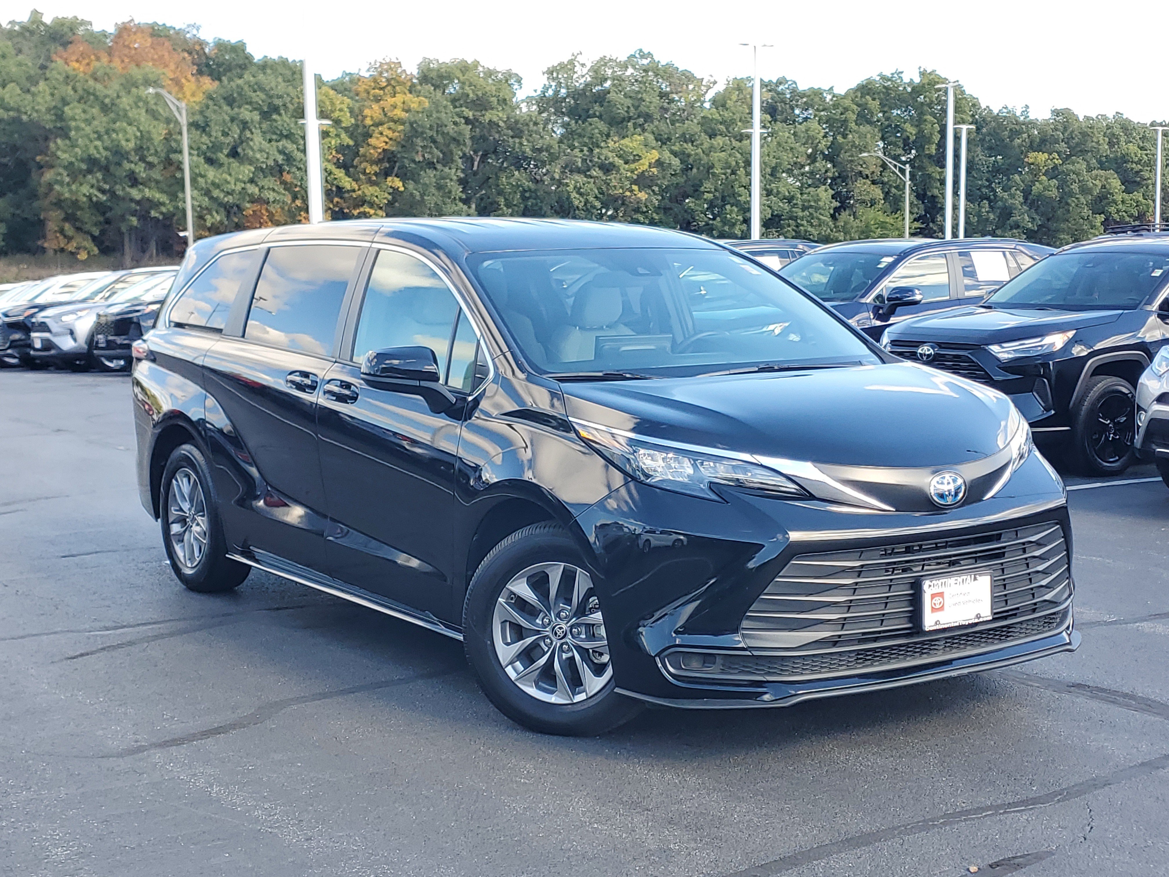 Certified 2025 Toyota Sienna LE FWD image 35