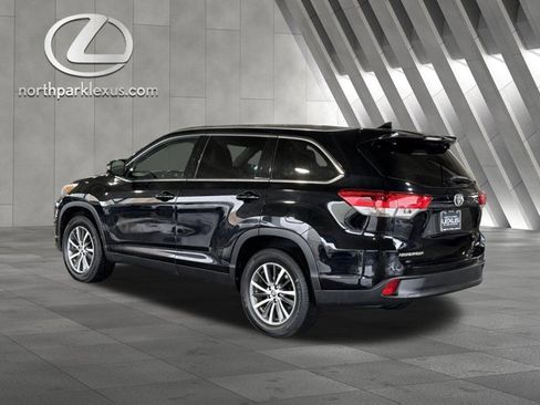 Used 2019 Toyota Highlander XLE image 2
