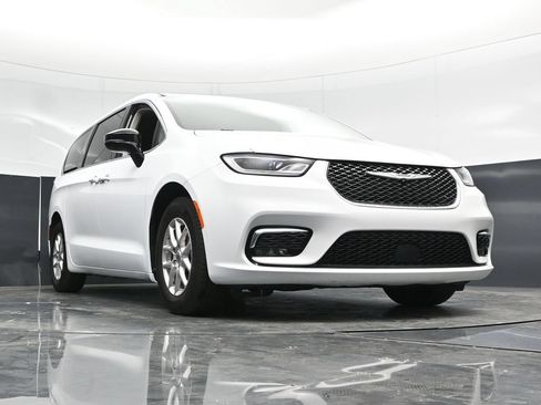 Used 2024 Chrysler Pacifica Touring-L FWD image 53