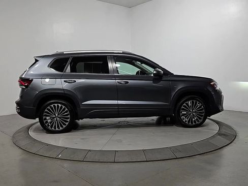 Certified 2025 Volkswagen Taos SE FWD image 7