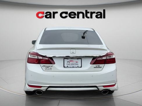 Used 2017 Honda Accord Touring image 4