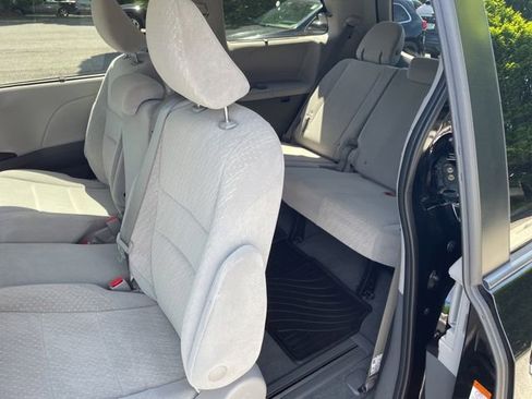 Used 2020 Toyota Sienna LE w/ LE Preferred Package FWD image 13