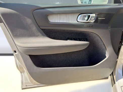 Certified 2023 Volvo XC40 B5 Ultimate w/ Protection Package Premier image 22