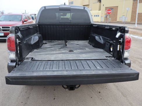 Used 2022 Toyota Tacoma TRD Off-Road image 11